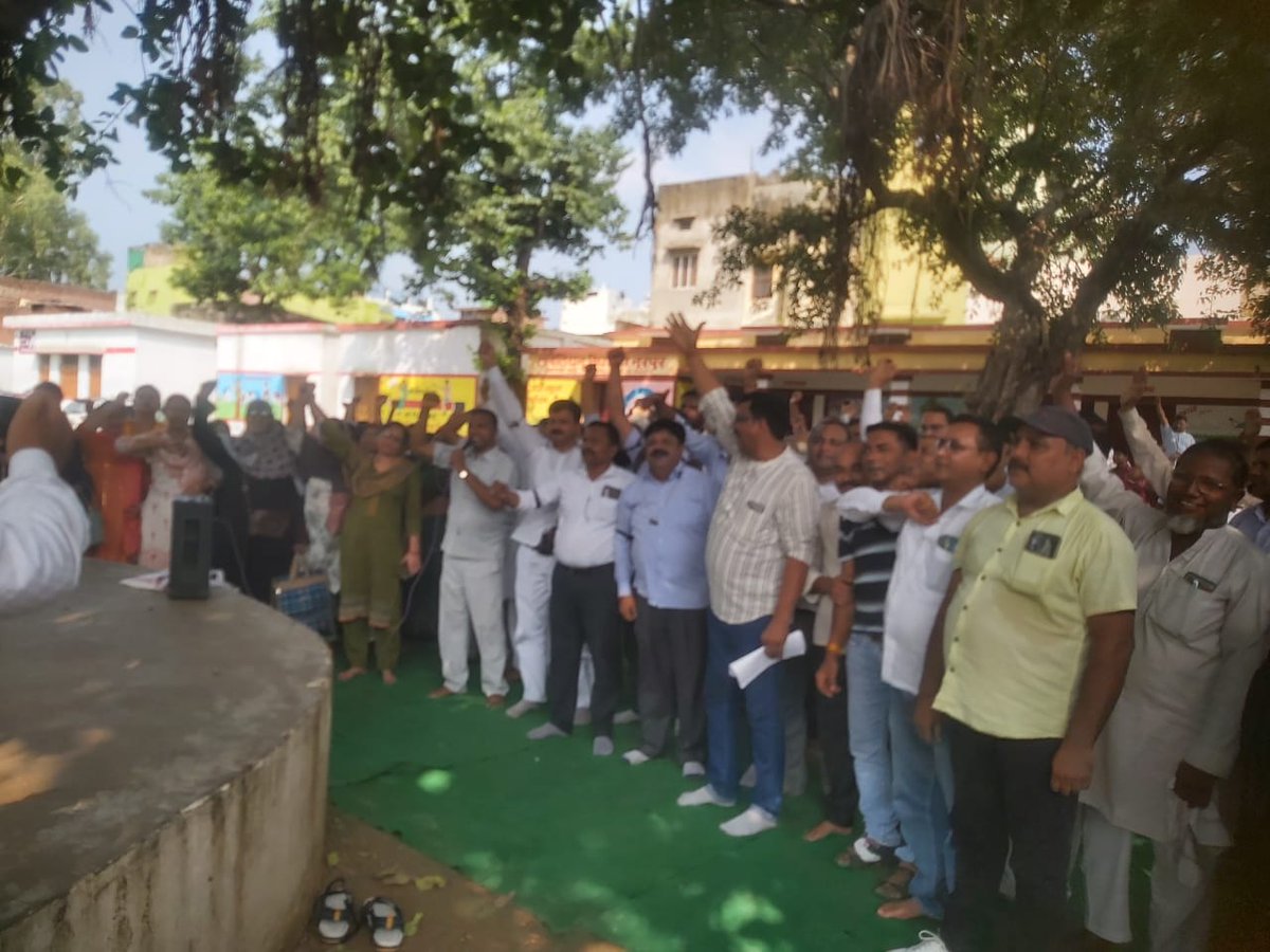 bhupend17182132's tweet photo. आक्रोश
आज केवल ब्लॉक नूरपुर जनपद बिजनौर की कार्यकारणी की मीटिंग थी उसके बाबजूद अध्यापक अपनी मांगो के समर्थन  में बड़ी संख्या में तथा डिजिटाइजेशन का विरोध किया https://t.co/w8lgAYwTEz