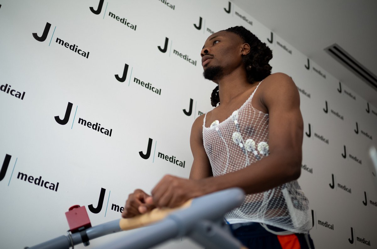 BianconeroDe's tweet photo. Le deseamos toda la suerte a Kephrem Thuram como nuevo jugador de la Juventus. Tiene por delante una tarea bien difícil, honrar la camiseta e intentar alcanzar el legado de su papá Liliam. https://t.co/hZKMh3Xcuv