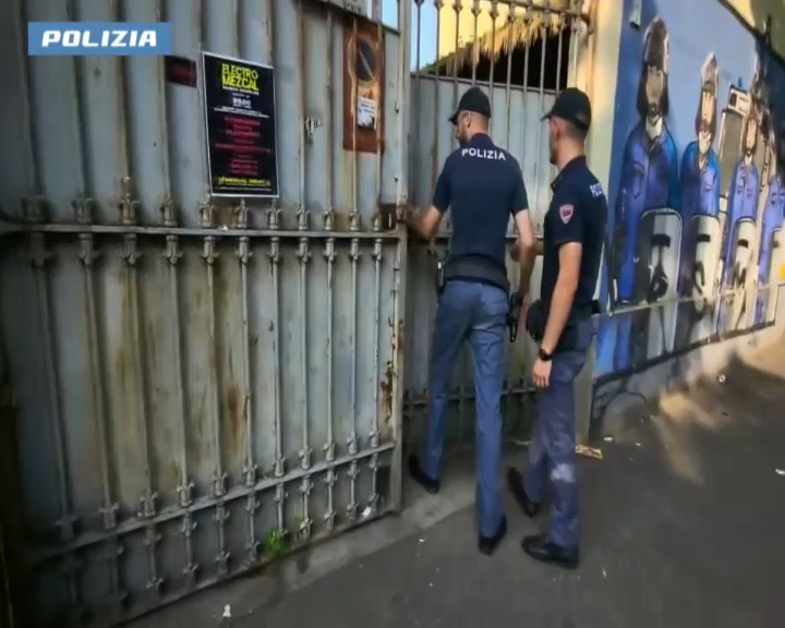 TgrRaiPiemonte's tweet photo. Il video della polizia nel centro sociale antagonista sgomberato a Torino. Era la base degli anarco-insurrezionalisti #IoSeguoTgr https://t.co/FDEAaXqcpW. https://t.co/fxUHClwvzB