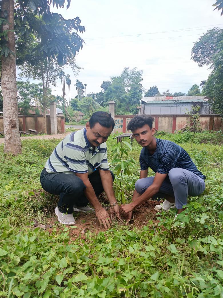 Sfd4tripura's tweet photo. আজ রাষ্ট্রিয় বিদ্যার্থী দিবস উপলক্ষে, SFD সিপাহীজলা জেলান্তর্গত চড়িলাম নগর শাখার চড়িলাম স্কুল ইউনিটের উদ্যোগে স্কুল প্রাঙ্গনে বৃক্ষরোপন করা হয়।।।
#StudentsForDevelopment
#ABVP76 
@SFDIndiaOrg https://t.co/ZOa9ecGcXk