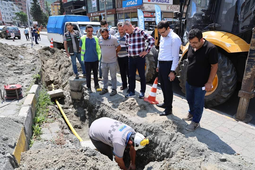 Fatih Mahallemizde Doğalgaz çalışmalarımız üniversitemizin bulunduğu alana kadar tamamlandı. 15 gün içinde porfil sitelerinin bulunduğu alana kadar ulaşacak. Kaymakamımız Abdullah Huzeyfe Çakmak ve Fatih Mahallemiz Muhtari Ali Odabaş ile devam eden çalışmaları yerinde inceledik.