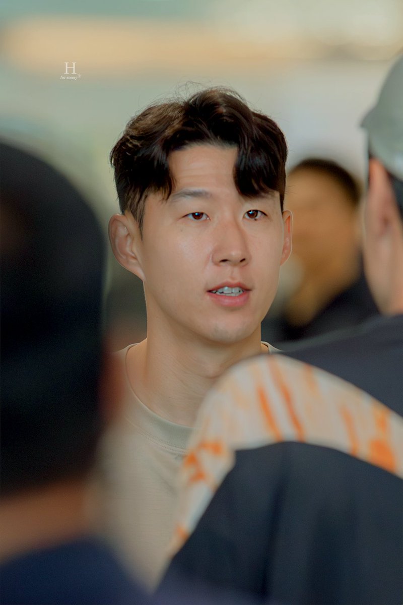 H_hm7_'s tweet photo. 240707 ICN
#손흥민 #Sonny

마지막까지 경호분들께 인사해주는 다정둥이
나보고 어떡하라고, 어뜨카라고, 우뜨카라고, 모루카라고, 오픈카라고, 엉뜨켜라고, 엉뚱하라고, 오또카라고, 어뜨하라고, 어떡콰라고 https://t.co/7iWlfdW4Lf