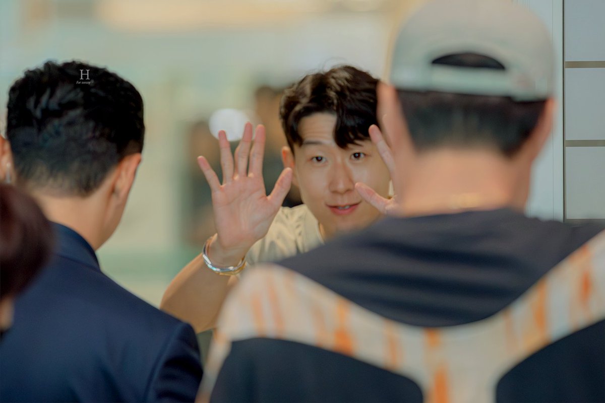 H_hm7_'s tweet photo. 240707 ICN
#손흥민 #Sonny

마지막까지 경호분들께 인사해주는 다정둥이
나보고 어떡하라고, 어뜨카라고, 우뜨카라고, 모루카라고, 오픈카라고, 엉뜨켜라고, 엉뚱하라고, 오또카라고, 어뜨하라고, 어떡콰라고 https://t.co/7iWlfdW4Lf