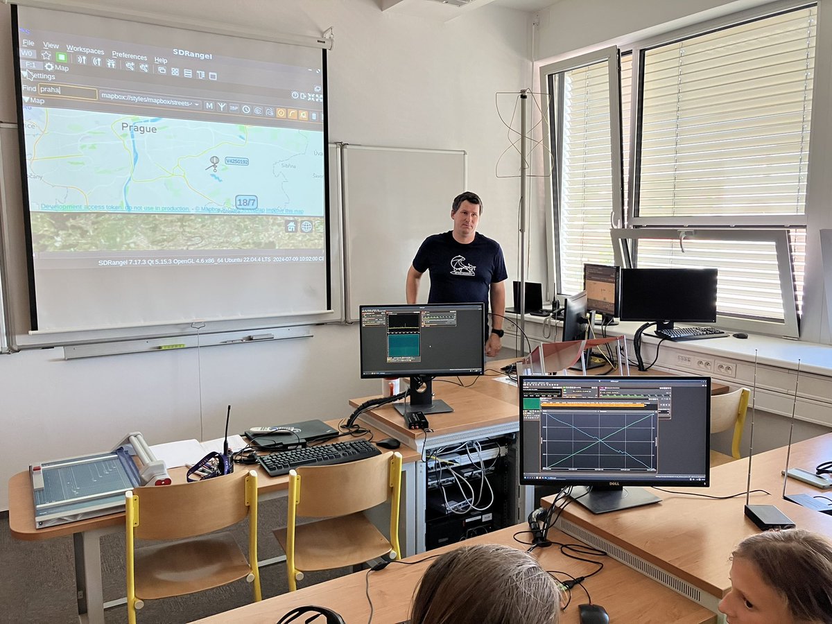 zoklkot's tweet photo. Dětská univerzita v plném proudu. #ADSB #radiosondy příjem #NOAA nebo jen odposlech stavebníků v okolí. #hackrfone a #sdrangel jsou super pomůckami pro pochopení toho co se za signály kolem nás vyskytují. #DUCVUT https://t.co/KKrlGpzlYu