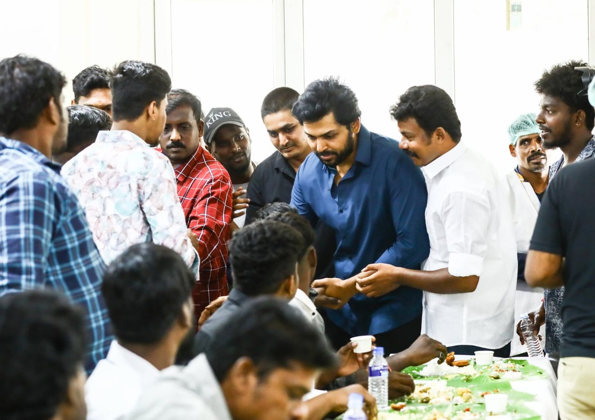 rameshlaus's tweet photo. * தனது பிறந்தநாளில் ரத்த தானம் செய்த ரசிகர்களை நேரில் அழைத்து பாராட்டி, விருந்தளித்து மகிழ்ந்த நடிகர் @Karthi_Offl! 👌❤️

#Karthi #Meiyazhagan #Vaavaathiyaar https://t.co/x8W0uOnnoe