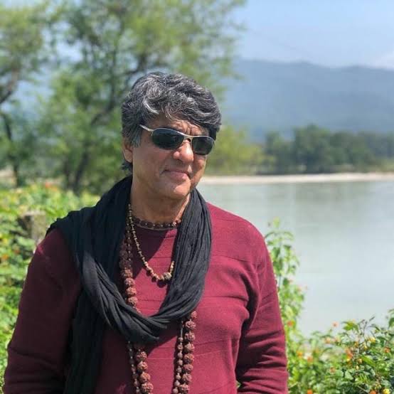 JaikyYadav16's tweet photo. आप मुकेश खन्ना को तो जानते ही होंगे अरे वही अपने शक्तिमान।

अभी एक फ़िल्म आई हुई है जिसका नाम है कल्कि 2898 AD इस फ़िल्म में प्रभास, दीपिका पादुकोण और अमिताभ बच्चन हैं तो इस फ़िल्म को लेकर मुकेश खन्ना ने कहा है कि 

इस फ़िल्म को बिहार और ओडिशा के लोग समझ नहीं सकते हैं, उनका मानना है कि 

यह फ़िल्म हॉलीवुड टाइप है और हॉलीवुड फ़िल्म देखने वाले थोड़े इंटेलिजेंट होते हैं।

तो अब मुकेश खन्ना को कौन बताए कि यहां आप बिहार और ओडिशा के लोगों का अपमान कर रहे हैं, बिहार वो प्रदेश है जो देश को सबसे ज़्यादा IAS IPS ऑफिसर देता है।