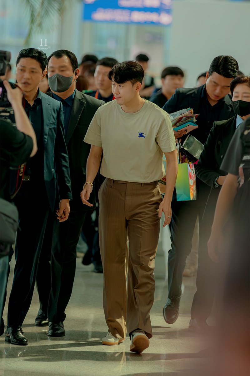 H_hm7_'s tweet photo. 240707 ICN
#손흥민 #Sonny

ㅏ 미치겠다
어떻게 이런 버버리 엠버서더가 https://t.co/2EBmGUyDXr