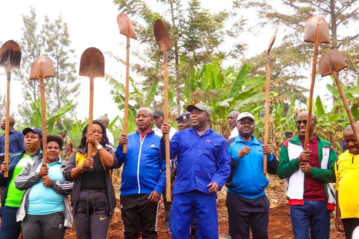 #Burundi Début ce mardi 09/07/2024 de la #Caravane_Inkebuzo  par Le Chef de l'Etat S.E <a href="/GeneralNeva/">SE Evariste Ndayishimiye</a>  en Commune Mugina <a href="/CibitokeProv/">Province Cibitoke</a> où il s’est joint aux élèves en vacances et à la population dans les travaux de traçage des courbes de niveau sur la Colline #Muyange <a href="/NtareHouse/">Ntare Rushatsi House</a>