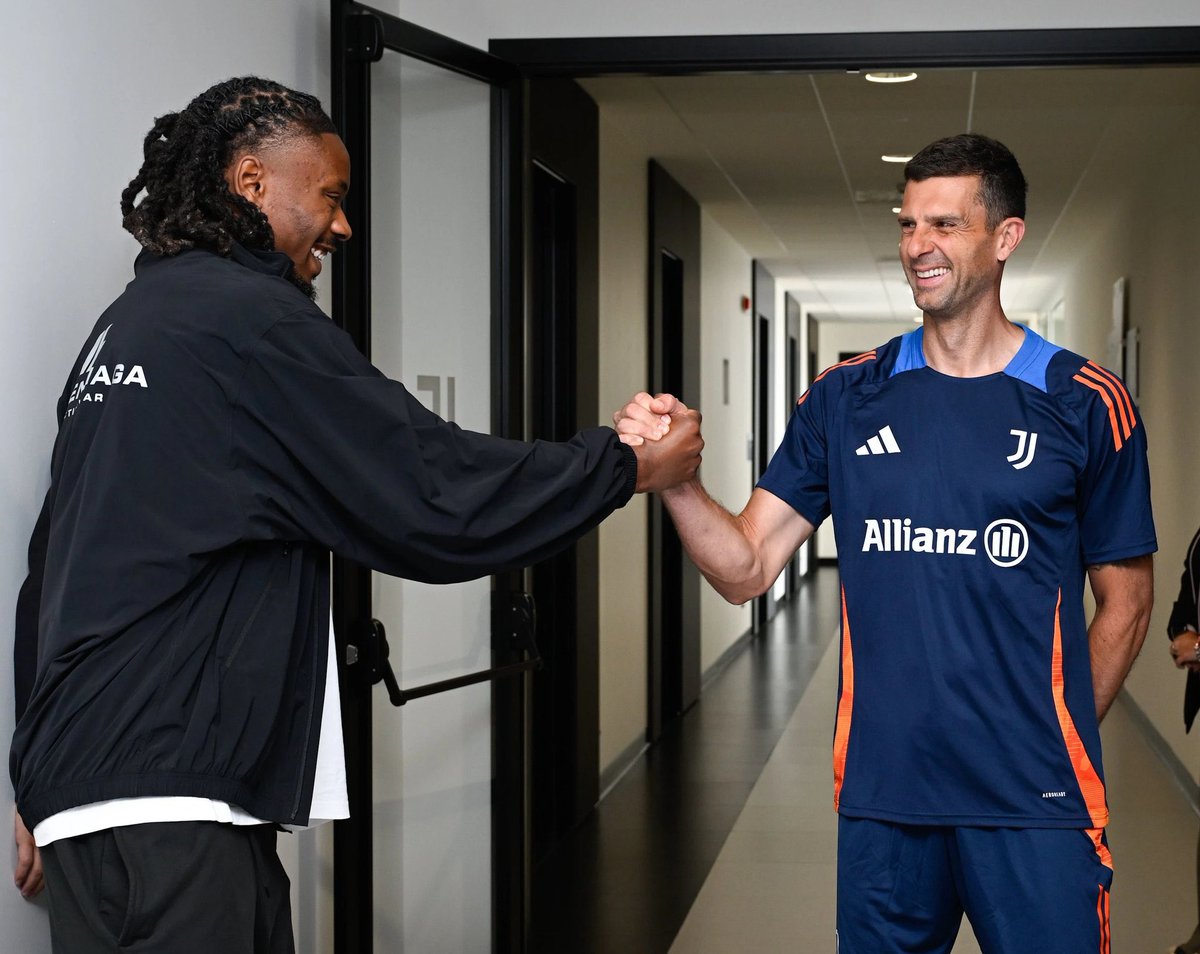 FabrizioRomano's tweet photo. ⚪️⚫️ Thiago Motta welcomes Khéphren Thuram at Juventus after medical done earlier today.

Thuram signs for Juve until June 2029 from Nice. https://t.co/oRh8sgqNLu
