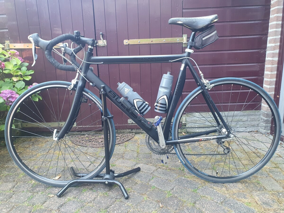 KPDronten's tweet photo. Stoere zwarte Bulls 600 racefiets 57 cm met standaard https://t.co/DsOyHYtRXN https://t.co/9M4jJXwv2c