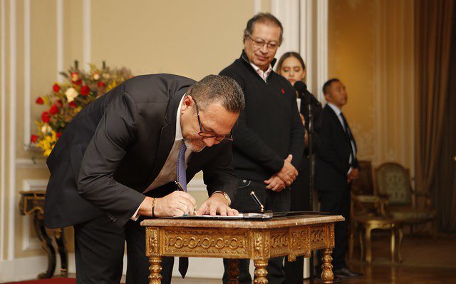 AgenciaDefensaJ's tweet photo. El presidente @petrogustavo posesionó como director general de la ANDJE a César Palomino Cortés.

Abogado chocoano, con maestría en Derecho y especializaciones en Administración de justicia y resolución de conflictos; en Derecho comercial y Penal; y en Criminología.

¡Bienvenido! https://t.co/XYpyrp9QNb