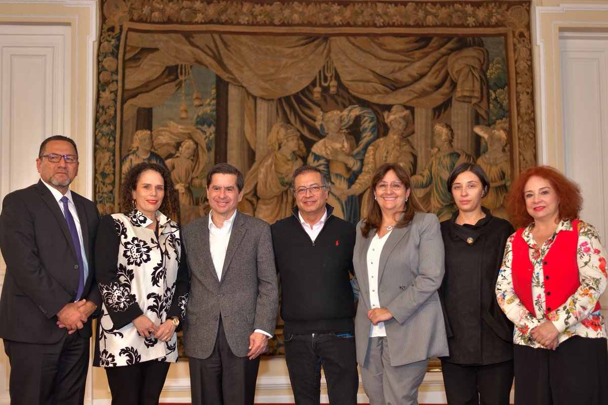 AgenciaDefensaJ's tweet photo. El presidente @petrogustavo posesionó como director general de la ANDJE a César Palomino Cortés.

Abogado chocoano, con maestría en Derecho y especializaciones en Administración de justicia y resolución de conflictos; en Derecho comercial y Penal; y en Criminología.

¡Bienvenido! https://t.co/XYpyrp9QNb