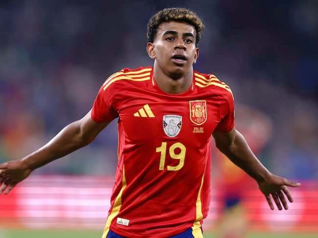 🎁 ¡𝐑𝐄𝐆𝐀𝐋𝐀𝐌𝐎𝐒 𝐔𝐍𝐀 𝐂𝐀𝐌𝐈𝐒𝐄𝐓𝐀 𝐃𝐄 𝐋𝐀 𝐑𝐎𝐉𝐀! 🇪🇸 

⚽ Si LAMINE YAMAL mete gol y ESPAÑA gana a Francia, sorteamos una camiseta entre todos los que nos sigan y den retuit. 🔄 

🍀 ¡Mucha suerte a todos!