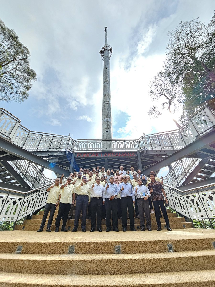 Seusai dari kunjungan hormat, Pengarah Kerja Raya Melaka Tuan Ir. Mohamad Salzeli Moktar mengiringi pula YBhg. Dato' Ir. Roslan bin Ismail, Ketua Pengarah Kerja Raya Malaysia membuat lawatan ke Monumen Bendera Gergasi di Puncak Bukit Beruang.