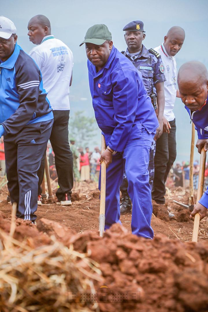 IntumwaNews's tweet image. #Burundi: Le Président de la République SE @GeneralNeva a débuté ce 09/07 la « Caravane Inkebuzo »  à #Mugina  @CibitokeProv où il s’est joint aux élèves en vacances et à la population de la localité dans l'activité de traçage des courbes de niveau sur la Colline #Muyange.