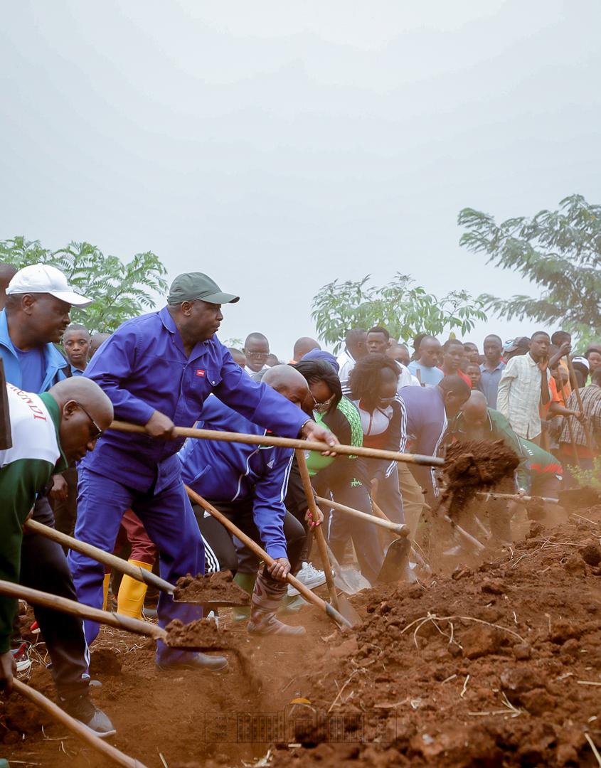 IntumwaNews's tweet image. #Burundi: Le Président de la République SE @GeneralNeva a débuté ce 09/07 la « Caravane Inkebuzo »  à #Mugina  @CibitokeProv où il s’est joint aux élèves en vacances et à la population de la localité dans l'activité de traçage des courbes de niveau sur la Colline #Muyange.