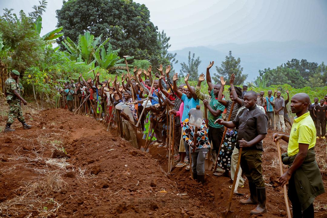 IntumwaNews's tweet image. #Burundi: Le Président de la République SE @GeneralNeva a débuté ce 09/07 la « Caravane Inkebuzo »  à #Mugina  @CibitokeProv où il s’est joint aux élèves en vacances et à la population de la localité dans l'activité de traçage des courbes de niveau sur la Colline #Muyange.