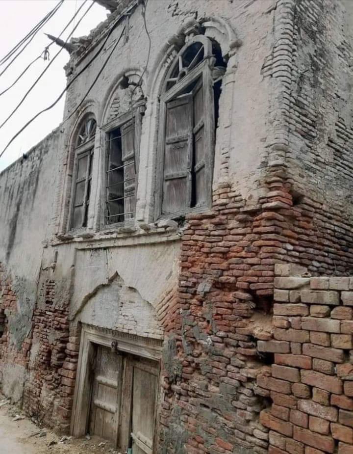 جب یہ مکان بننا شروع ہوا ہو گا تو گھر والوں نے کتنے شوق سے بنوایا ہو گا،بیوی کہتی ہو گی یہاں یہ ڈیزائن بنانا ہے یہاں پر دروازہ اور یہاں پر کھڑکی رکھنی ہے ۔۔!