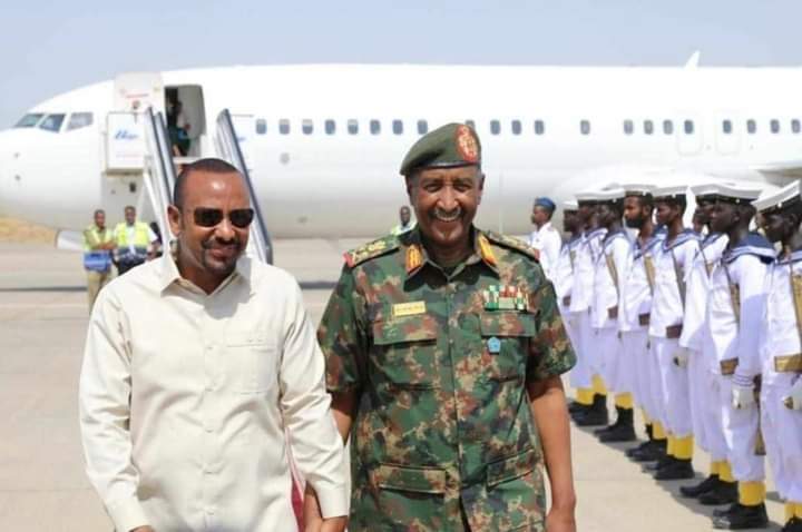 📌 لليمين 
📌 لليسار 
ابرهه دي  ماقبل يلبس بدله ويقابل الزول دا ولبس ميري لي شنو 🤔