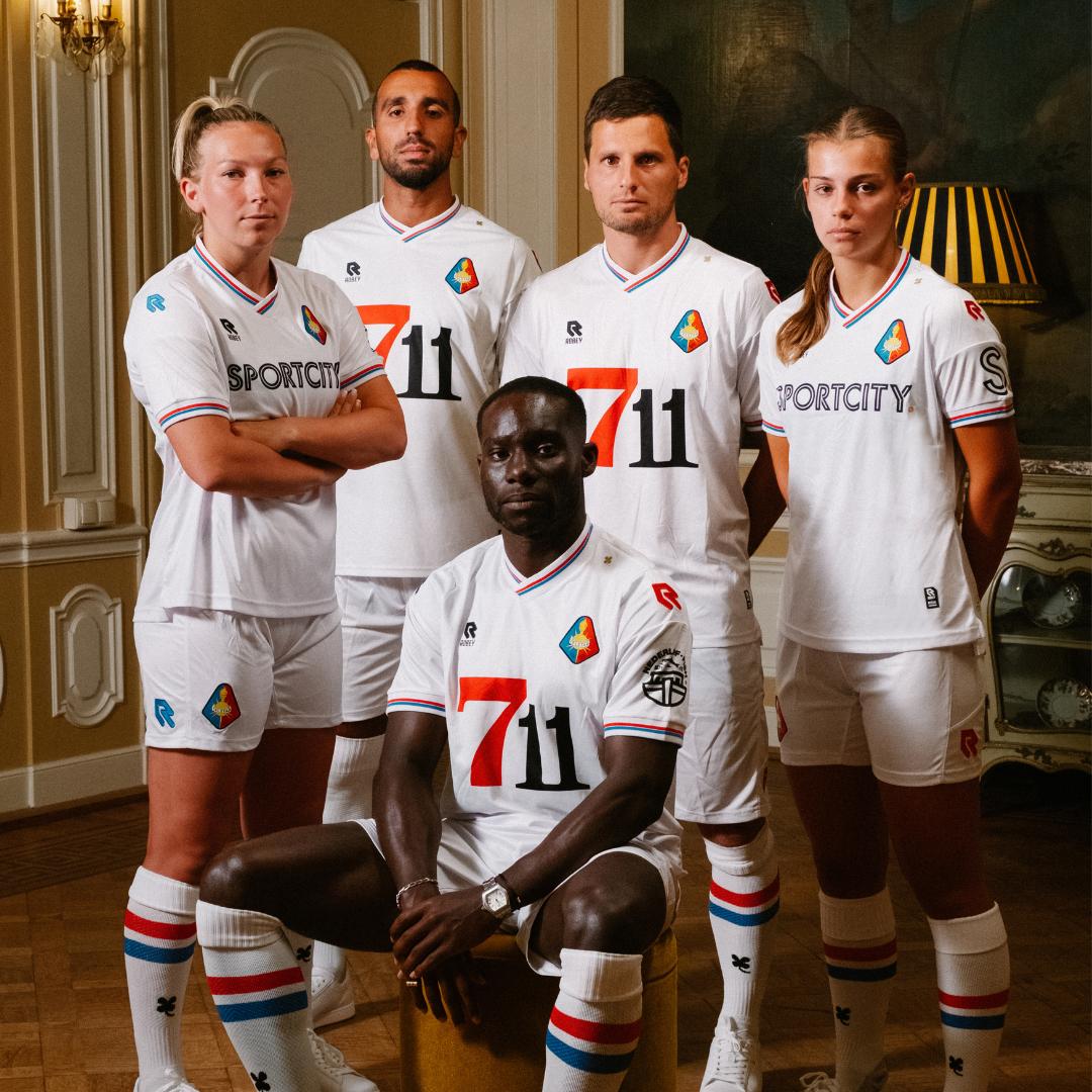 TelstarJeugd's tweet photo. 𝑶𝒏𝒔 𝒏𝒊𝒆𝒖𝒘𝒆 𝒕𝒉𝒖𝒊𝒔𝒕𝒆𝒏𝒖𝒆: 𝒆𝒆𝒏 𝒐𝒅𝒆 𝒂𝒂𝒏 𝒕𝒓𝒐𝒕𝒔 𝒆𝒏 𝒕𝒓𝒂𝒅𝒊𝒕𝒊𝒆 ✨

Met trots presenteren wij ons gloednieuwe thuis-tenue voor het komende seizoen. Het tenue zal op de Open Dag te koop zijn in het stadion.  

#WitteLeeuwen | #WitteLeeuwinnen https://t.co/40T7Qdl7BB