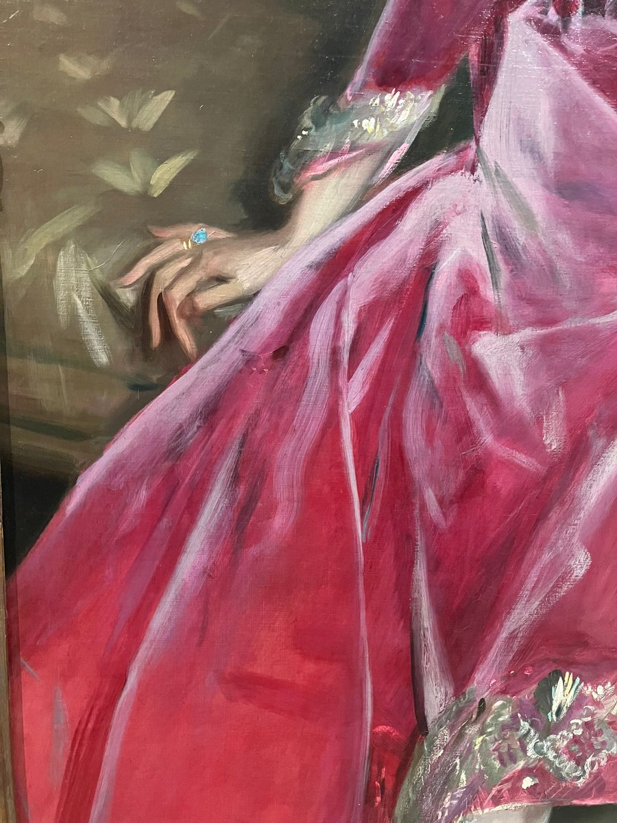 AnaHowie1's tweet photo. Managed to catch Sargent and Fashion at @Tate before it closed! Loved seeing garments in dialogue with paintings, and important acknowledgements of the imperial and colonial dimensions of Sargent's portraiture. https://t.co/lMCfrmnsEl