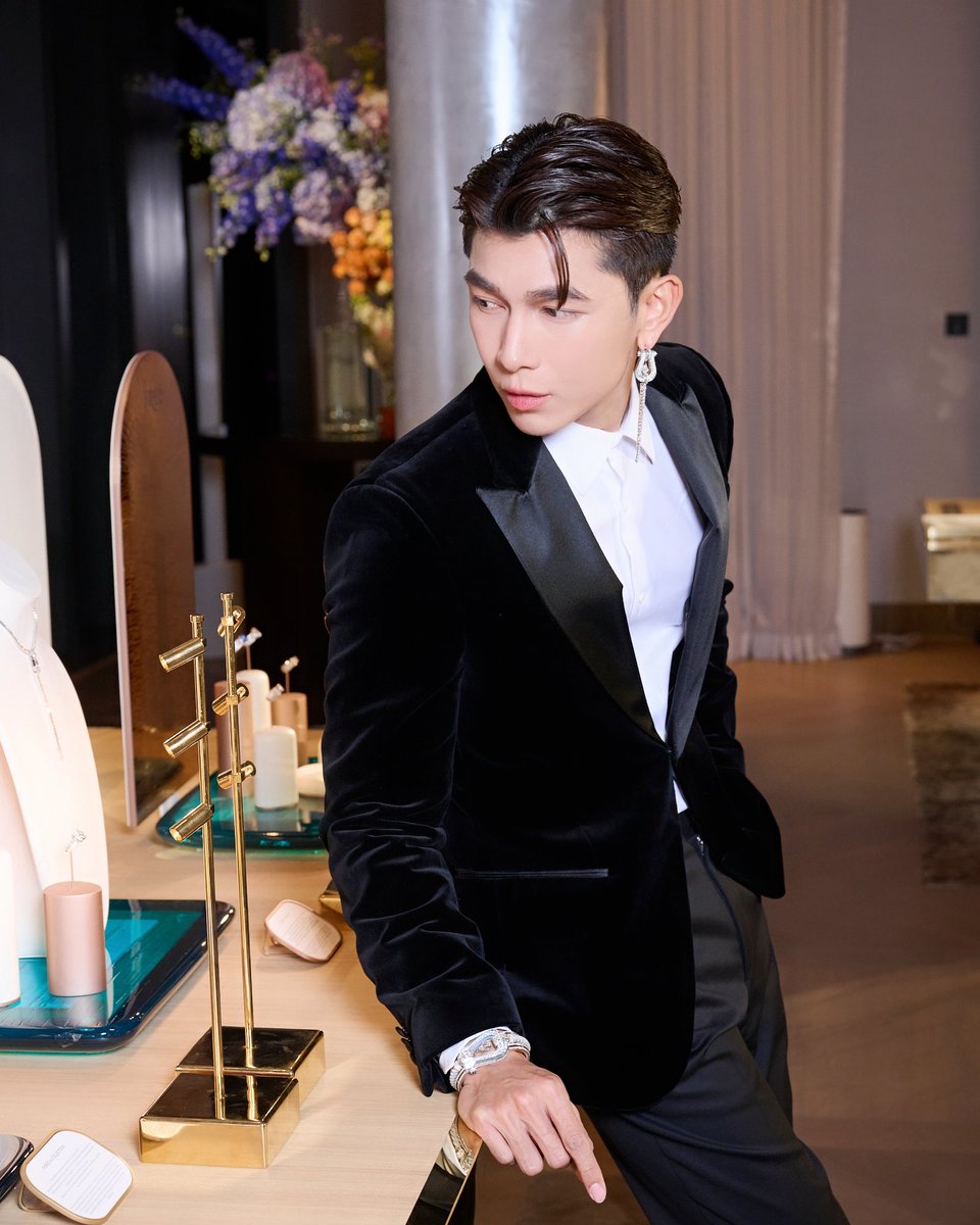 SolSkipperCo's tweet photo. มาดูลุคคุณ Friend of the Brand ของแบรนด์ FRED กันบ้าง 💎 น้องชาแนลคอนเฟิร์มเลยว่า หล่อสะท้านใจทุกลุค จริงมั้ยคะ ☺️

@MSuppasit 
#MewSuppasit 
#CongratsMewFREDFriend #FREDParis https://t.co/ewE1hVilJ0