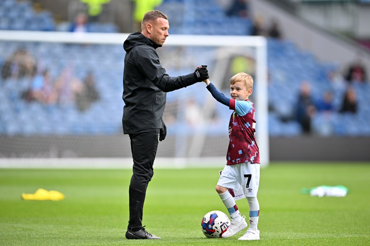 david_bury's tweet photo. @BurnleyOfficial @FAWales Little Bob will miss you 🏴󠁧󠁢󠁷󠁬󠁳󠁿 wishing you all the very best and thank you for everything. https://t.co/6I5HVhwJCw