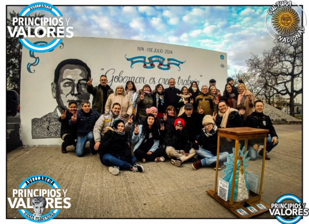 pyvavellanedaok's tweet photo. 🇦🇷 MURAL HOMENAJE AL GRAL. JUAN D. PERÓN 🇦🇷
A 50 años de su paso a la inmortalidad 
En la tarde de éste sábado 6 de Julio - 2024, Principios y Valores Avellaneda junto a otros compañeros y vecinos, nos reunimos para inaugurar y rendirle homenaje a nuestro amado Gral. Perón. https://t.co/vjm0rEdovf