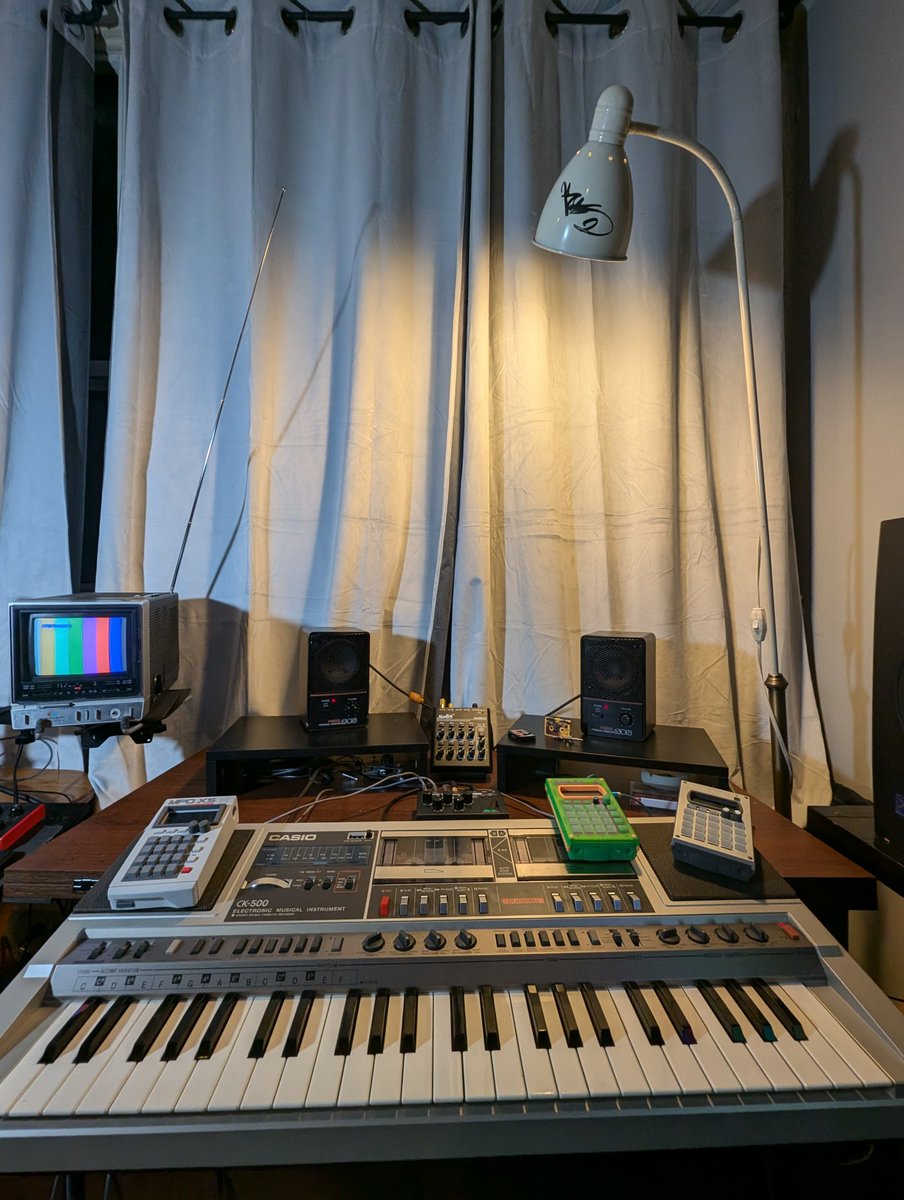 soundesignr1's tweet image. Rare Casio keyboard with built in tape recorder. Follow for more retro/vintage projects! 🖤 #dawless rig. #casiock500 #casiokeyboard #retrokeyboard #vintagekeyboard #vintagecasio #musician #minitv #minicrt #pocketoperator #analogsound #taperecorder #tapebias #synth #po32 #po33