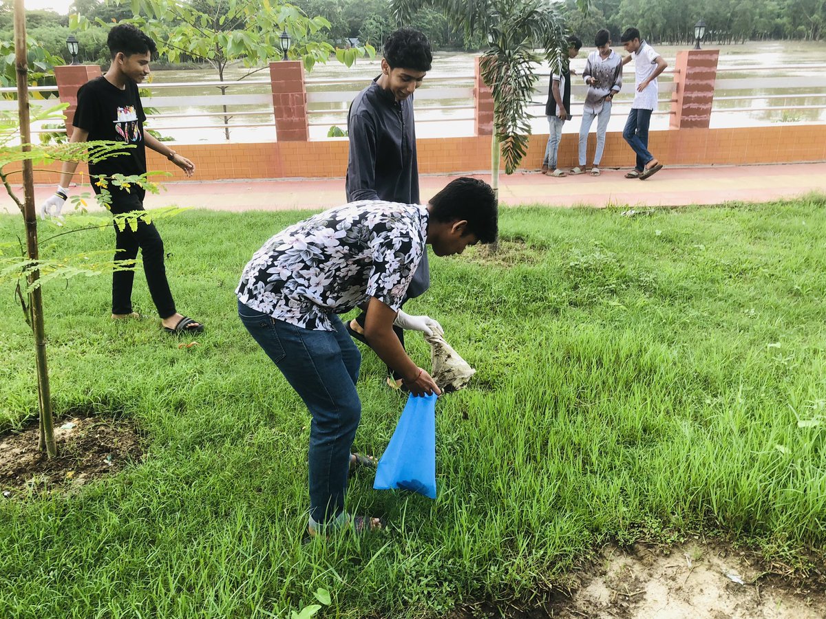Dipro_Dhar's tweet photo. #NoMorePlastic, an initiative by the @YouthNetGlobal 🇧🇩 Moulvibazar  to create awareness about the hazardous effects of non-biodegradable plastic bags and collect plastic from  various place  in the Moulvibazar city.
#ClimateEmergency 
#ClimateActionNow https://t.co/nANCLnt2VG