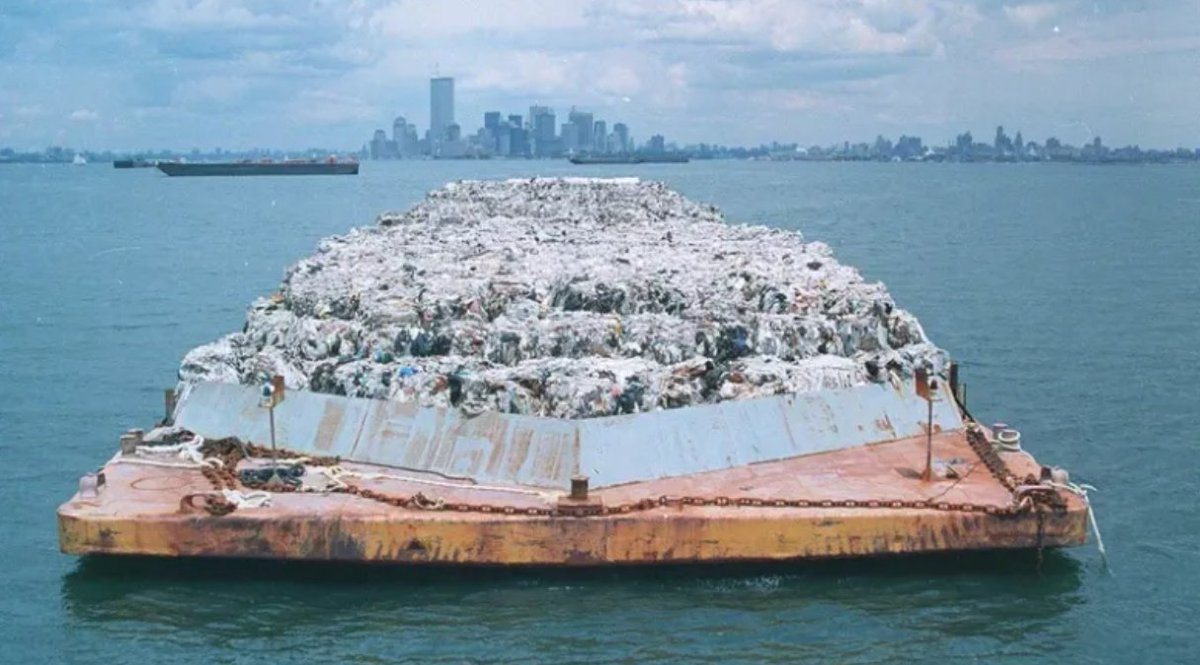 Hace 37 años, los vertederos de Nueva York alcanzaron su capacidad máxima.

Para resolver el problemón, decidieron mandar un barco al Atlántico cargado con 3.000 toneladas de basura sobrantes. Y allí estuvo 7 meses SIN QUE NADIE LO ADMITIESE EN SU PUERTO.

Esta es la historia: en