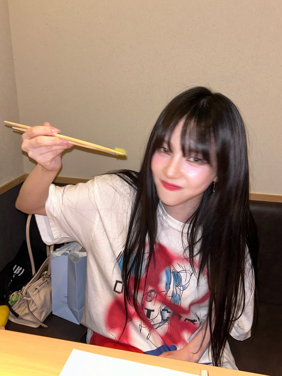 ujiminphoria's tweet photo. Karina is so girlfriend coded… https://t.co/ZRmWUKGnEP