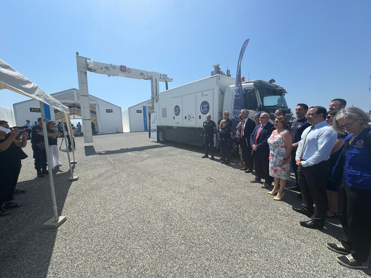 ItalyMFA's tweet photo. Iniziativa umanitaria #FoodForGaza | Min. @Antonio_Tajani🗣️“Consegnato a Dogane Cipro scanner di ultima generazione che faciliterà transito aiuti d’emergenza per popolazione civile di Gaza, segno concreto impegno Gov🇮🇹 e #SistemaItalia. Grazie a @portiGTcalabria @AdmGov @DPCgov”. https://t.co/Sut9gRaEx2