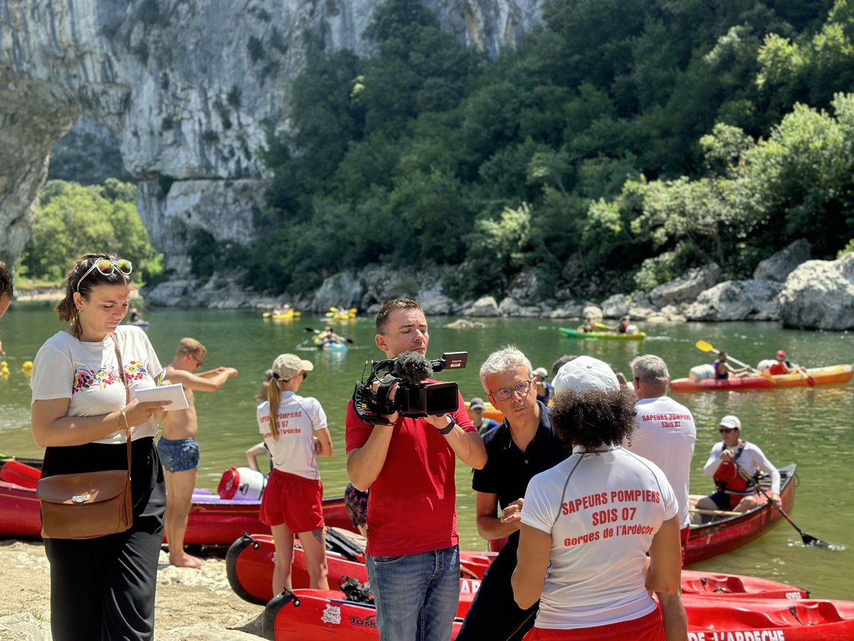 Prefet07's tweet photo. #Baignade 🏞️ Pour que la rivière reste un plaisir, la préfète de l’Ardèche, les @SDISPompiers07, la @Gendarmerie_007 et les formateurs du @crepsvpa ont descendu l’Ardèche en kayak pour sensibiliser touristes et locaux aux dangers de la rivière 🛶

🧑‍🚒👩‍🚒 Les sapeurs-pompiers sont présents sur trois rapides de l’Ardèche tout l’été pour assurer votre sécurité. 

👮‍♀️👮 2️⃣7️⃣ réservistes et 1️⃣2️⃣ militaires de la gendarmerie nationale renforcent les effectifs locaux pour faire face à l’afflux touristique, avec une patrouille en canoë, un poste à cheval 🐎 , un poste provisoire à Saint-Martin d’Ardèche et une brigade motorisée 🏍️

Quelques rappels pour un #ÉtéSansSouci : 
🚫 les feux de camps 🔥 et barbecues 🍖 sont interdits dans les Gorges
🚫 le camping sauvage ⛺️ n’y est pas autorisé 
🚫 la consommation d’alcool y est interdite