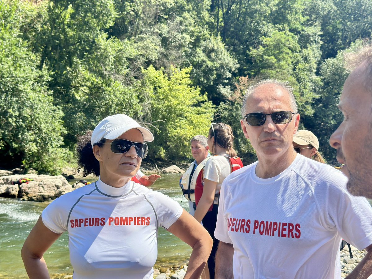 Prefet07's tweet photo. #Baignade 🏞️ Pour que la rivière reste un plaisir, la préfète de l’Ardèche, les @SDISPompiers07, la @Gendarmerie_007 et les formateurs du @crepsvpa ont descendu l’Ardèche en kayak pour sensibiliser touristes et locaux aux dangers de la rivière 🛶

🧑‍🚒👩‍🚒 Les sapeurs-pompiers sont présents sur trois rapides de l’Ardèche tout l’été pour assurer votre sécurité. 

👮‍♀️👮 2️⃣7️⃣ réservistes et 1️⃣2️⃣ militaires de la gendarmerie nationale renforcent les effectifs locaux pour faire face à l’afflux touristique, avec une patrouille en canoë, un poste à cheval 🐎 , un poste provisoire à Saint-Martin d’Ardèche et une brigade motorisée 🏍️

Quelques rappels pour un #ÉtéSansSouci : 
🚫 les feux de camps 🔥 et barbecues 🍖 sont interdits dans les Gorges
🚫 le camping sauvage ⛺️ n’y est pas autorisé 
🚫 la consommation d’alcool y est interdite