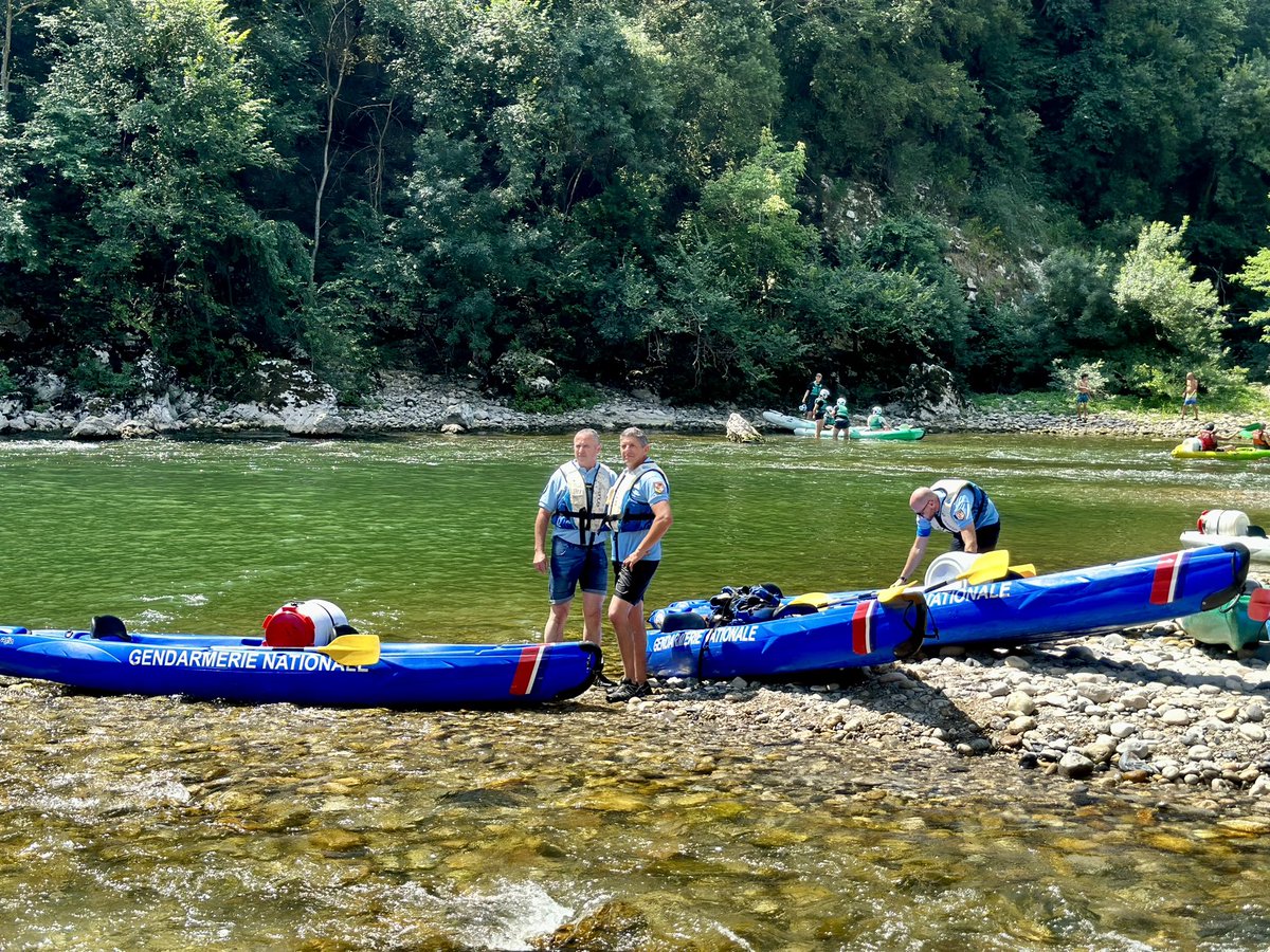 #Baignade 🏞️ Pour que la rivière reste un plaisir, la préfète de l’Ardèche, les <a href="/SDISPompiers07/">Sapeurs-Pompiers Ardèche</a>, la <a href="/Gendarmerie_007/">Gendarmerie de l'Ardèche</a> et les formateurs du <a href="/crepsvpa/">CREPS Rhône-Alpes</a> ont descendu l’Ardèche en kayak pour sensibiliser touristes et locaux aux dangers de la rivière 🛶

🧑‍🚒👩‍🚒 Les sapeurs-pompiers sont