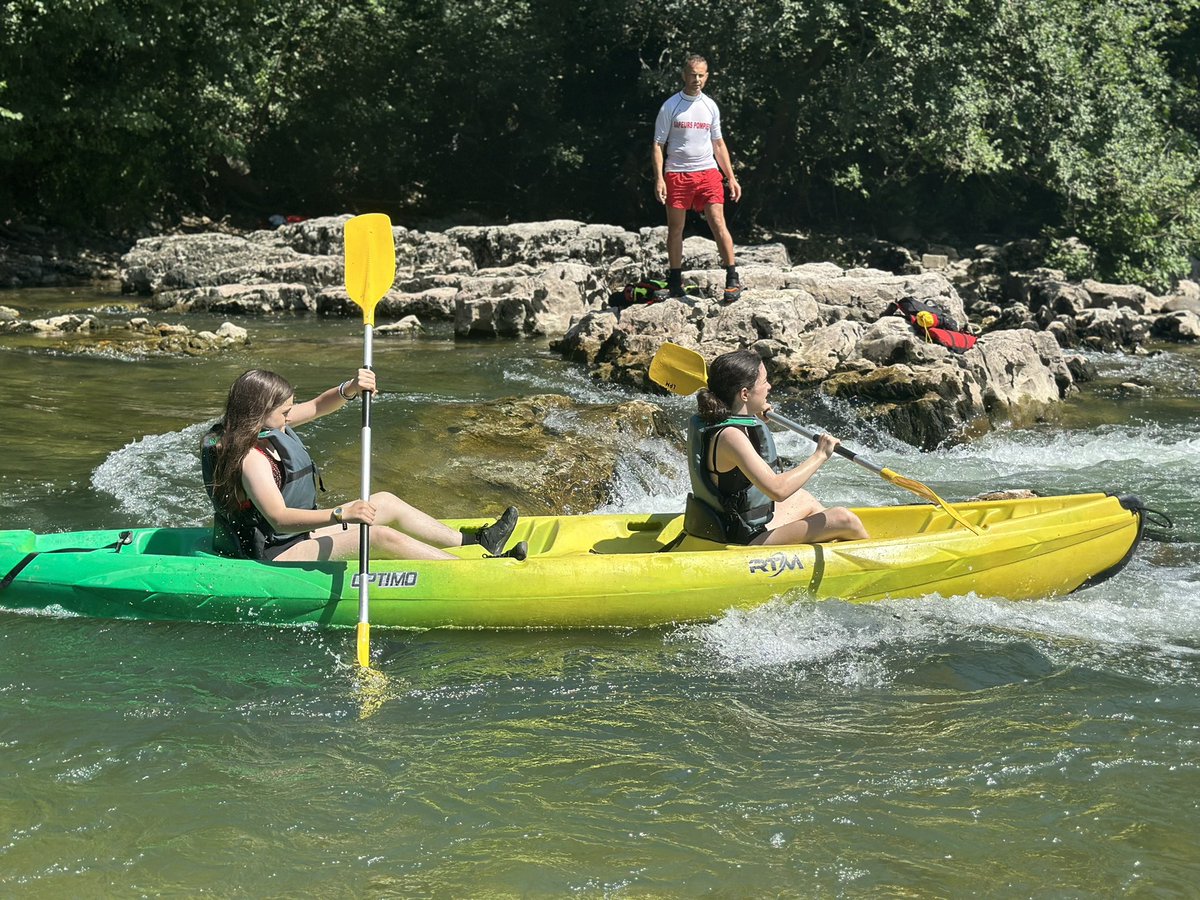 Prefet07's tweet photo. #Baignade 🏞️ Pour que la rivière reste un plaisir, la préfète de l’Ardèche, les @SDISPompiers07, la @Gendarmerie_007 et les formateurs du @crepsvpa ont descendu l’Ardèche en kayak pour sensibiliser touristes et locaux aux dangers de la rivière 🛶

🧑‍🚒👩‍🚒 Les sapeurs-pompiers sont présents sur trois rapides de l’Ardèche tout l’été pour assurer votre sécurité. 

👮‍♀️👮 2️⃣7️⃣ réservistes et 1️⃣2️⃣ militaires de la gendarmerie nationale renforcent les effectifs locaux pour faire face à l’afflux touristique, avec une patrouille en canoë, un poste à cheval 🐎 , un poste provisoire à Saint-Martin d’Ardèche et une brigade motorisée 🏍️

Quelques rappels pour un #ÉtéSansSouci : 
🚫 les feux de camps 🔥 et barbecues 🍖 sont interdits dans les Gorges
🚫 le camping sauvage ⛺️ n’y est pas autorisé 
🚫 la consommation d’alcool y est interdite