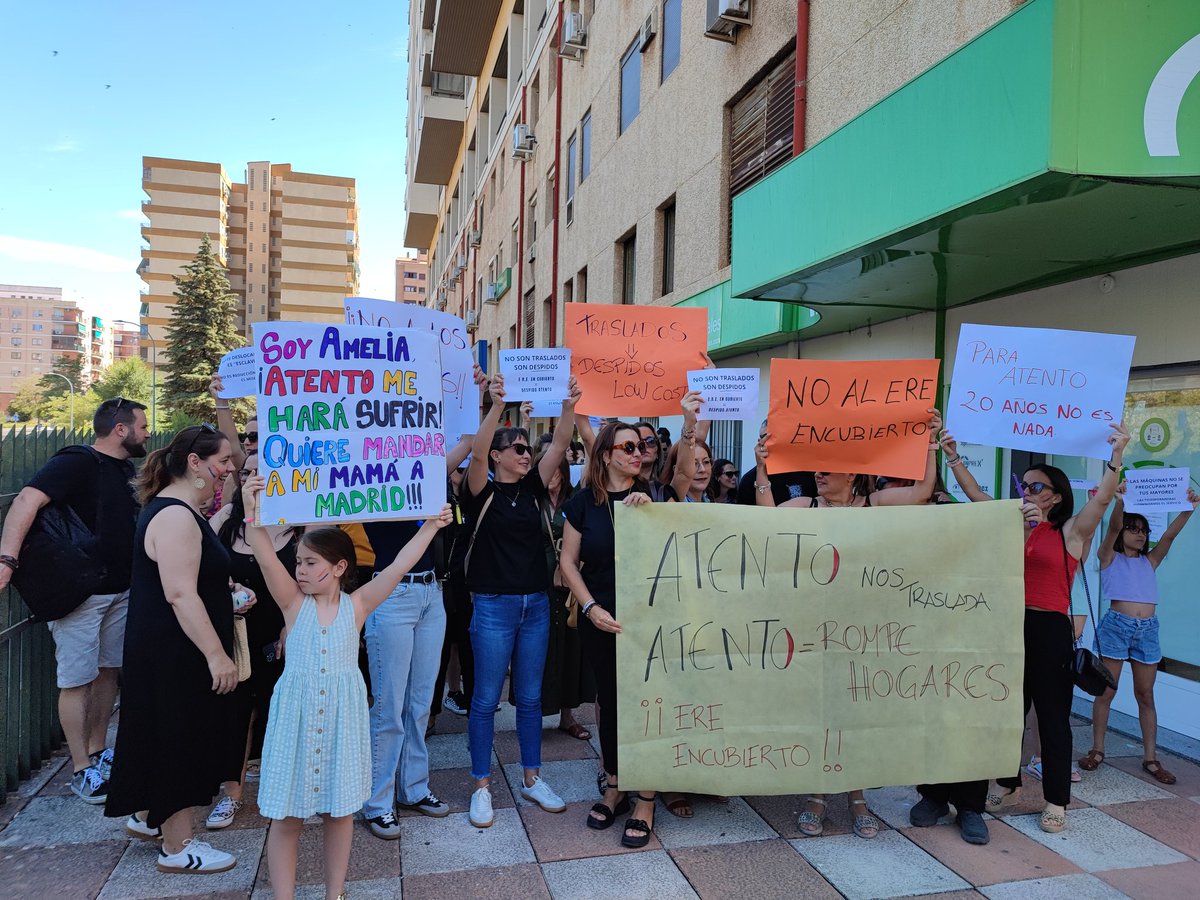 Unidasporext's tweet photo. 📣 Huelga en Atento en Cáceres 📣

💪 Hoy hemos estado apoyando a las trabajadoras de Atento que están en huelga contra el ERE encubierto de la empresa.

➡️ Vamos a solicitar información en la Asamblea para ver la posible financiación pública que haya recibido. https://t.co/q6y0d3gMJ7