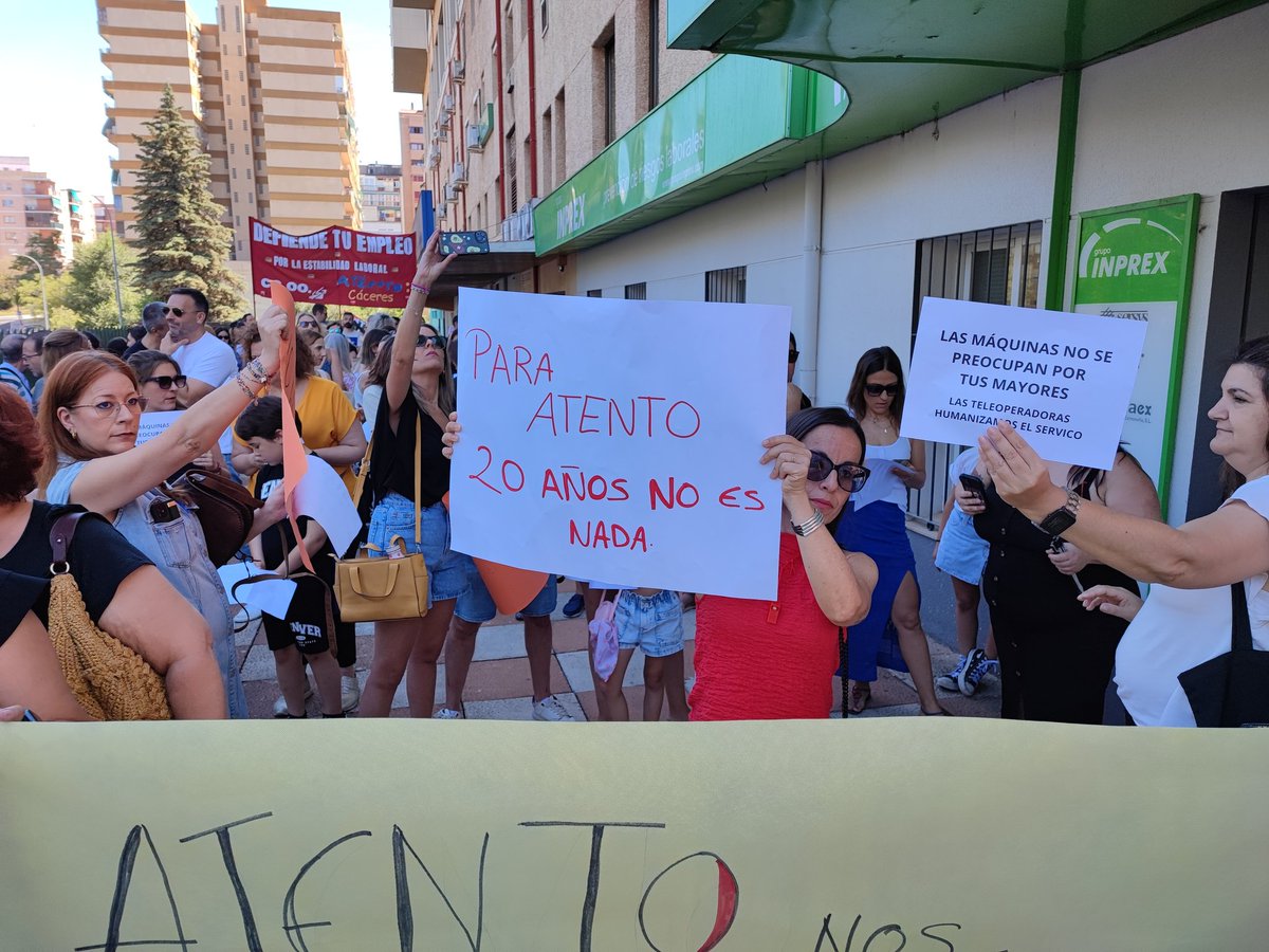 Unidasporext's tweet photo. 📣 Huelga en Atento en Cáceres 📣

💪 Hoy hemos estado apoyando a las trabajadoras de Atento que están en huelga contra el ERE encubierto de la empresa.

➡️ Vamos a solicitar información en la Asamblea para ver la posible financiación pública que haya recibido. https://t.co/q6y0d3gMJ7