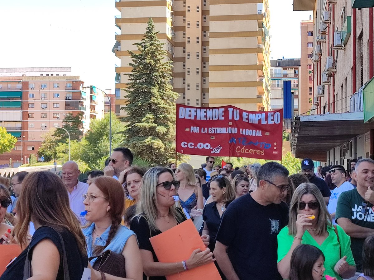 Unidasporext's tweet photo. 📣 Huelga en Atento en Cáceres 📣

💪 Hoy hemos estado apoyando a las trabajadoras de Atento que están en huelga contra el ERE encubierto de la empresa.

➡️ Vamos a solicitar información en la Asamblea para ver la posible financiación pública que haya recibido. https://t.co/q6y0d3gMJ7