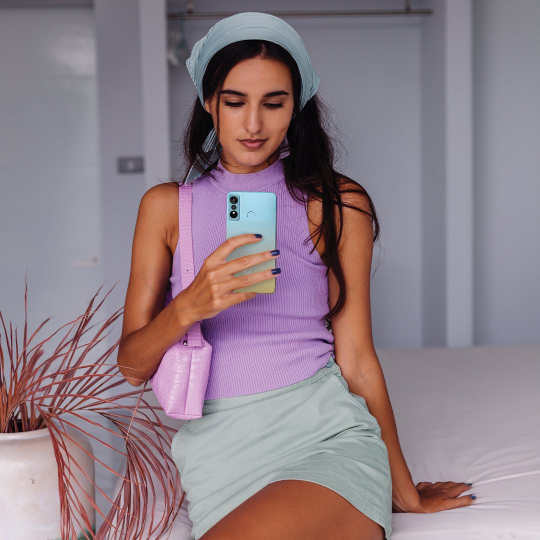 MobicelSA's tweet photo. The R9 Pro is the girl she thinks she is. 😍 Get yours today: https://t.co/gvHMjkuJaf. #Mobicel #R9Pro https://t.co/YsZ19jN6xG