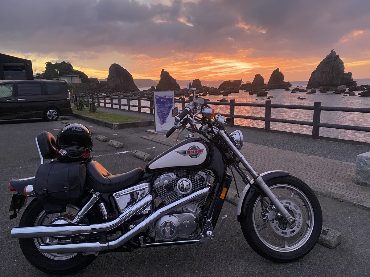 SADASPO's tweet photo. 橋杭岩で朝焼け撮��てきた！

#shadow1100 #shadow #シャドウ1100 #シャドウ #VT1100 #アメリカン #HONDA #ホンダ #橋杭岩 #朝焼け https://t.co/zBPKzUa7sv