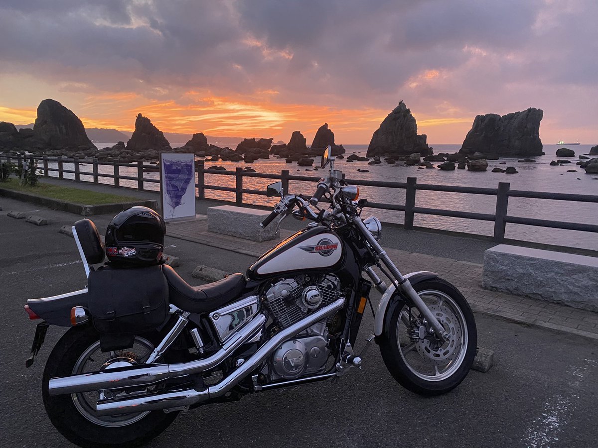 SADASPO's tweet photo. 橋杭岩で朝焼け撮��てきた！

#shadow1100 #shadow #シャドウ1100 #シャドウ #VT1100 #アメリカン #HONDA #ホンダ #橋杭岩 #朝焼け https://t.co/zBPKzUa7sv