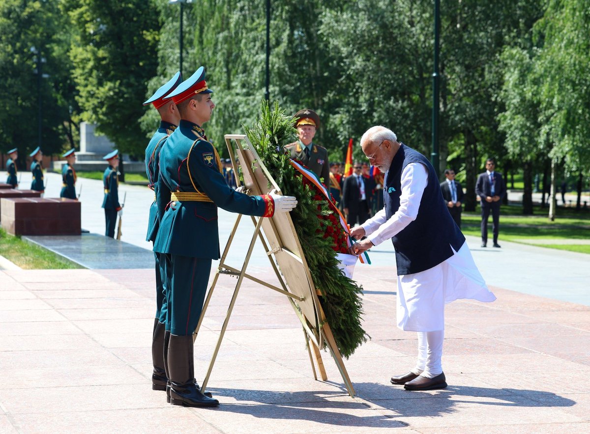 PMOIndia's tweet photo. PM @narendramodi paid tributes at the ‘Tomb of the Unknown Soldier’ in Moscow. https://t.co/UuxjWcacVT