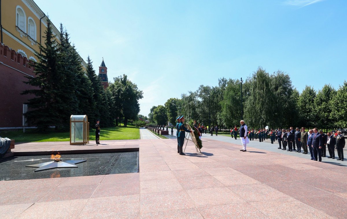 PMOIndia's tweet photo. PM @narendramodi paid tributes at the ‘Tomb of the Unknown Soldier’ in Moscow. https://t.co/UuxjWcacVT