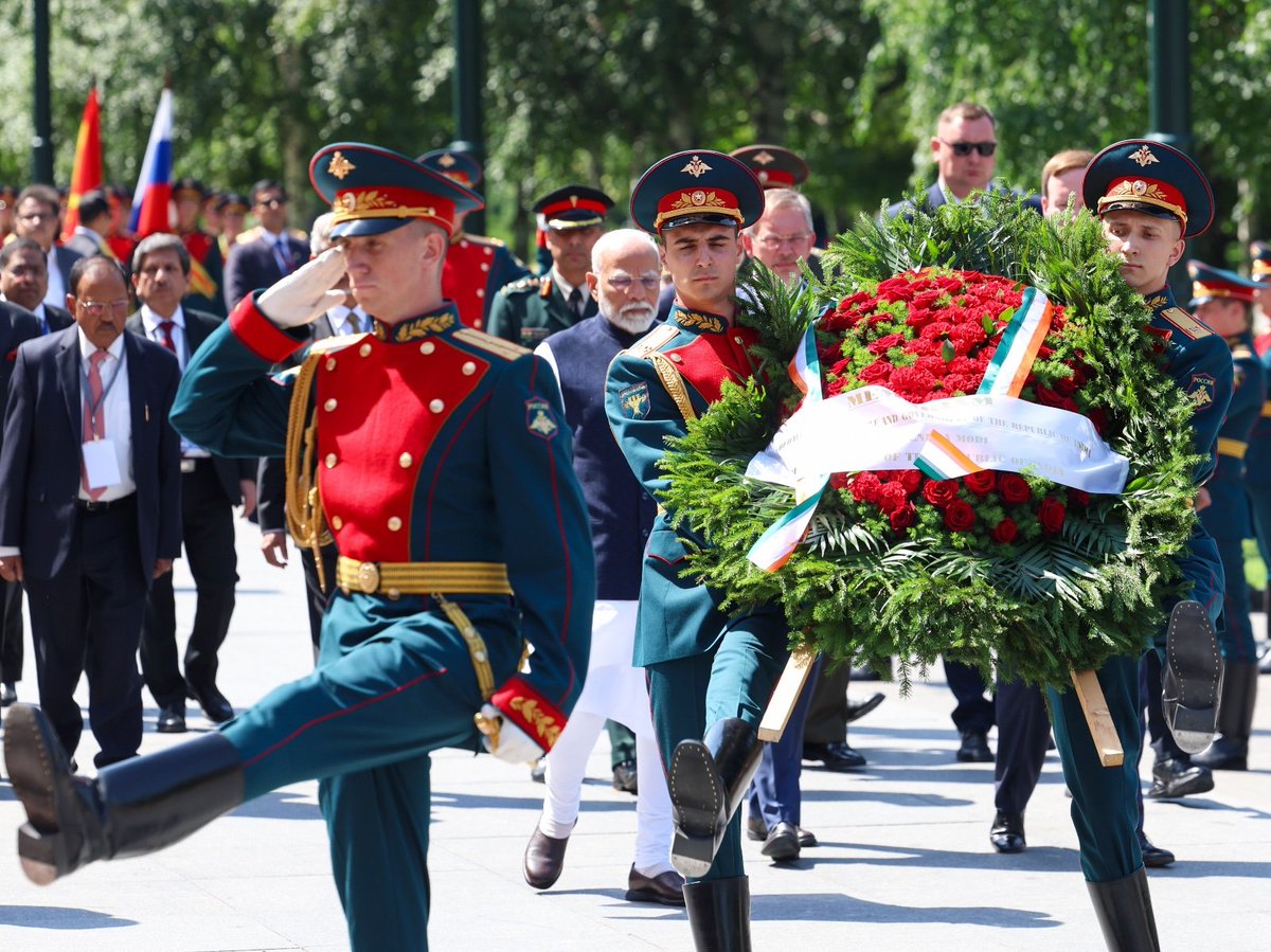 PMOIndia's tweet photo. PM @narendramodi paid tributes at the ‘Tomb of the Unknown Soldier’ in Moscow. https://t.co/UuxjWcacVT