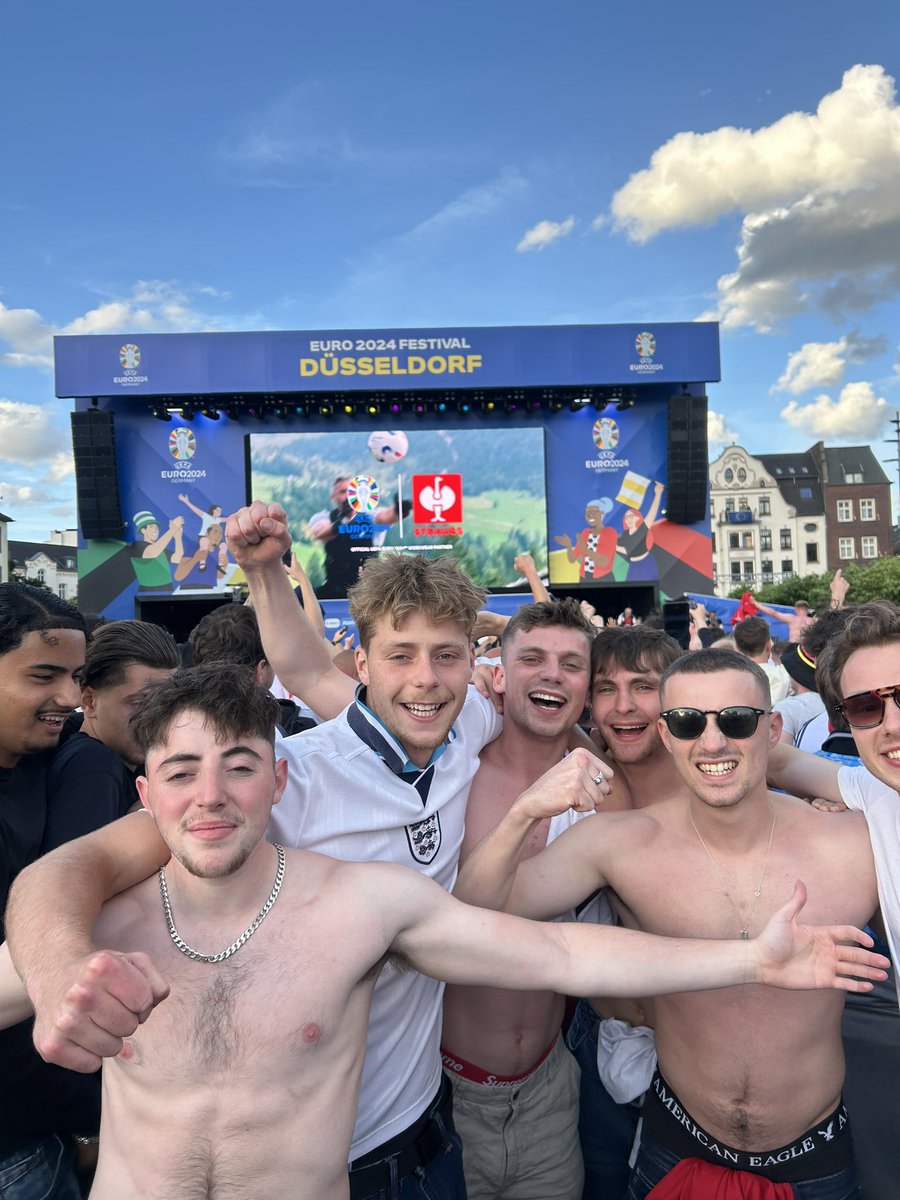 CansSAFC's tweet photo. 📍Düssledorf. What an incredible trip 🔴⚪️ https://t.co/f5w6rvaxJ3