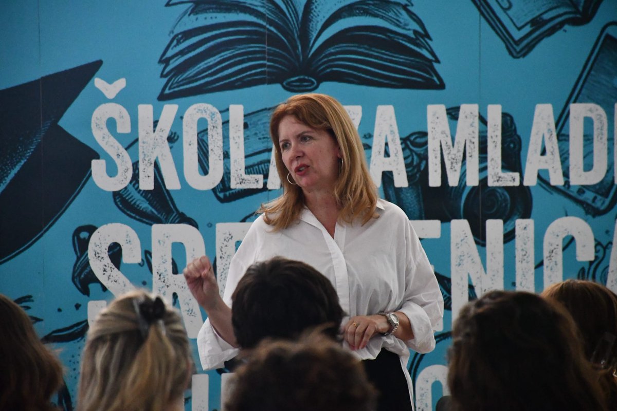 PCRCEdu's tweet photo. Day 2 of #SYS2024 continues in stellar company!
Professor Edina Bećirević of the Uni of Sarajevo (+ author of "Genocide on the Drina River", co-founder of @Ainicijativa, the list goes on 😅...) spoke to us about the slow-motion genocide of 1992-93 in Srebrenica.
What an honour! https://t.co/Pw2a8Lq5tz