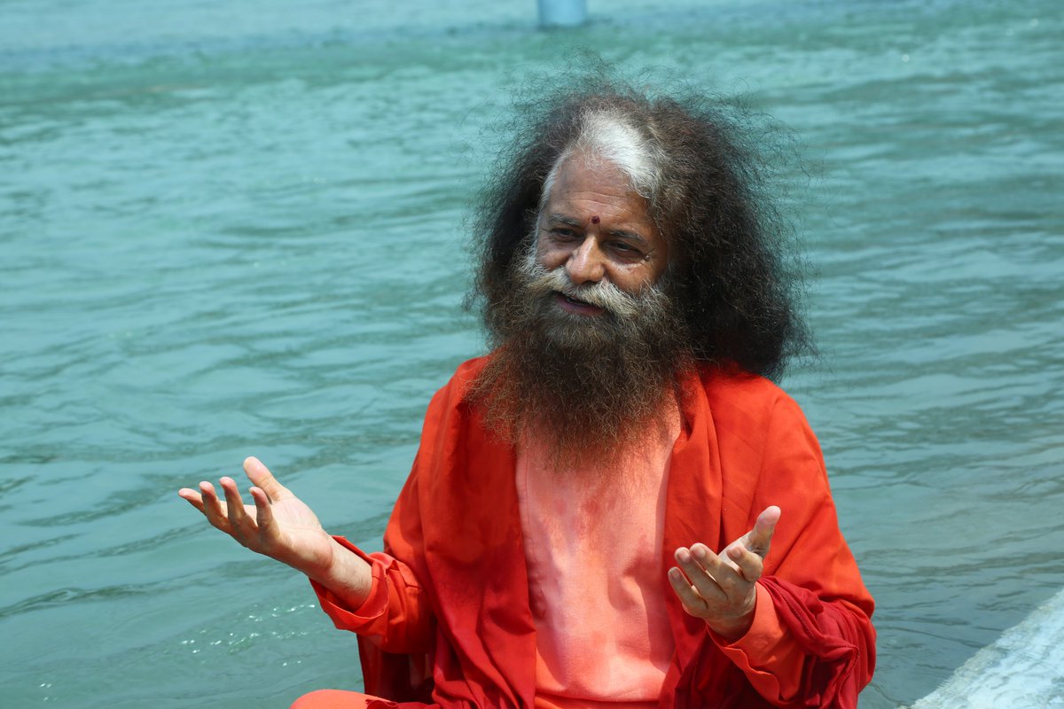 PujyaSwamiji's tweet photo. माँ गंगा न केवल आस्था बल्कि आजीविका का भी स्रोत है। नदियां केवल जल का ही नहीं बल्कि जीवन का भी आधार  हैं। विश्व की अनेक संस्कृतियों और सभ्यताओं का जन्म नदियों के तटों पर ही हुआ है। नदियां संस्कृति की संरक्षक और संवाहक भी हैं। अब समय आ गया कि हम अपनी नदियों को सिंगल यूज प्लास्टिक से मुक्त करें।
 #BeatPlasticPollution
#Climatecrisis 
#SaveTheRiver
#PlantATree 
 #Trees 
#ClimateJustice 
#CleanSeas
#cleanRivers