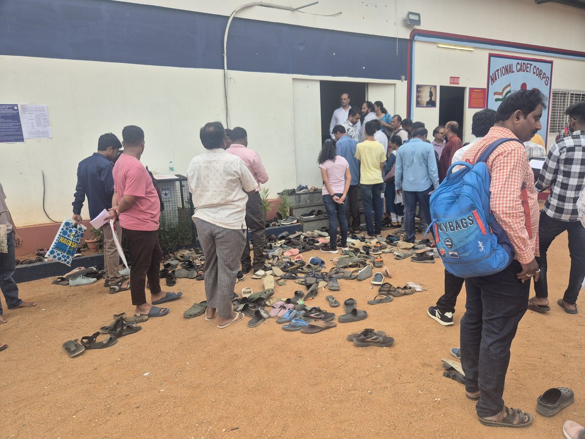 illendulas's tweet photo. @TelanganaCMO , @BVenkateshamIAS ,

Documents verification help centers for TS EAPCET is manual and tike consuming process. Too frustrating. Request to consider make this process complete online the way JoSSA counselling is being done by Govt of India for JeeMain and Jee advance https://t.co/qPenoxMVpC